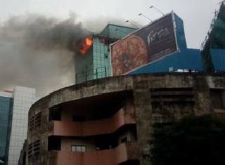 Fire in the dark building, fire brigade death | अंधेरीतील इमारतीला आग, अग्निशमन दलाच्या जवानाचा मृत्यू