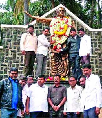 Annabhau Sathe Purnitithi celebrations for her effigy of flowers | अण्णा भाऊ साठे पुण्यतिथीनिमित्त त्यांच्या पुतळ्यास पुष्पहार
