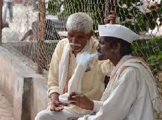 In Akola, consuming regular tobacco in public places | अकोल्यात सार्वजनिक ठिकाणी सर्रास तंबाखू सेवन