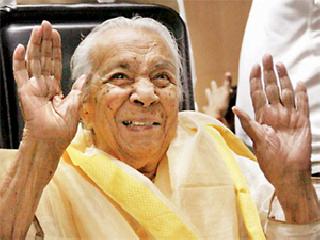 Umidi's 102 years | उमेदीची १०२ वर्षे