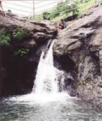 In the Kundeshwar waterfalls, the young man lost his place | कुंडेश्वर धबधब्यात ठाण्याचा तरुण बुडाला