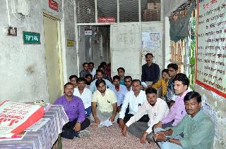 Education Officer stays in the office | शिक्षणाधिकारी कार्यालयात ठिय्या Education Officer stays in the office | शिक्षणाधिकारी कार्यालयात ठिय्या
