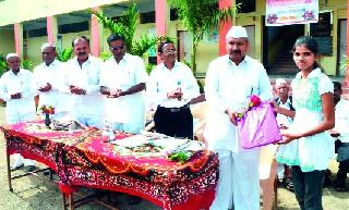 Excellent students felicitate at the eisaheb school | आईसाहेब विद्यालयात गुणवंत विद्यार्थ्यांचा सत्कार