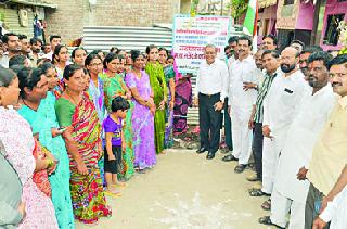 Cemetery celebration ceremony in Ambikanagar | अंबिकानगरात सिमेंट रस्त्याचा लोकार्पण सोहळा