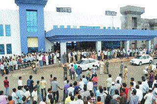 Railway station sensation due to anonymous phone call of 'Bomb' | ‘बॉम्ब’ च्या निनावी फोनमुळे रेल्वेस्थानकात खळबळ Railway station sensation due to anonymous phone call of 'Bomb' | ‘बॉम्ब’ च्या निनावी फोनमुळे रेल्वेस्थानकात खळबळ