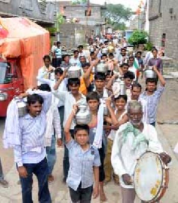 Sawdes are put on fire for rain | पावसासाठी देवाला घातले साकडे