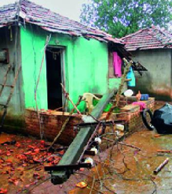 Home Pollution collapse of electricity pole | विजेचा पोल कोसळून घरांचे नुकसान