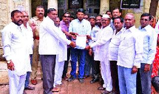 Chatana Nagar Parishad workers protest against their various demands | सटाणा नगर परिषद कामगारांनी आपल्या विविध मागण्यांसाठी मोर्चा