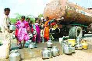 Water supply to 701 tankers in 9 00 villages | ९०० गावांत ७०१ टँकरने पाणीपुरवठा