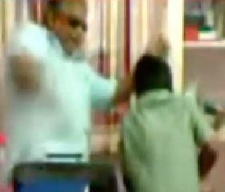 Blind students inhuman teachers inhuman | अंध विद्यार्थ्यांना शिक्षकाची अमानूष मारहाण Blind students inhuman teachers inhuman | अंध विद्यार्थ्यांना शिक्षकाची अमानूष मारहाण