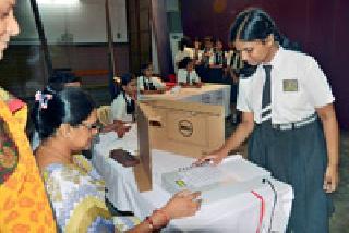 The rights of voters to vote for the Chimukkalea | चिमुकल्यांनी बजावला मतदानाचा हक्क