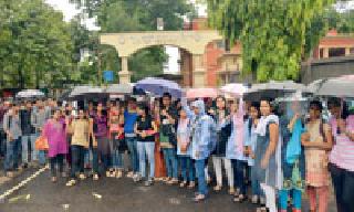 Students day water .. | विद्यार्थ्यांचा दिवस पाण्यात..