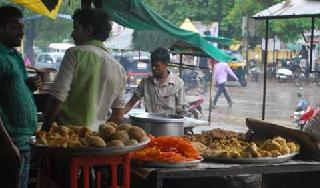 Fatal trade of open food sales | खुल्या खाद्यपदार्थ विक्रीचा घातक ट्रेड Fatal trade of open food sales | खुल्या खाद्यपदार्थ विक्रीचा घातक ट्रेड