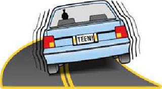 The 13-year-old driver crashed three people | १३ वर्षाच्या वाहनचालकाने तिघांना चिरडले