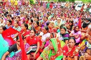 Workers-police | कार्यकर्त्या-पोलिसांमध्ये हमरीतुमरी