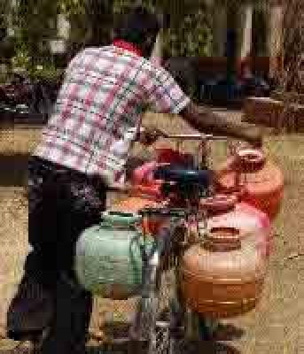 Thirabhamastas see scarcity of the people | तेर ग्रामस्थांना टंचाईच्या झळा