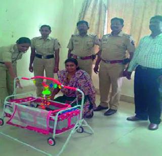 Kamotha police station, after headquarter, | मुख्यालयानंतर आता कामोठे पोलीस ठाण्यात ‘पाळणा’ Kamotha police station, after headquarter, | मुख्यालयानंतर आता कामोठे पोलीस ठाण्यात ‘पाळणा’