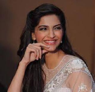 Sonam's thumke on Kader Khan's song | कादर खान यांच्या गाण्यावर सोनमचे ठुमके