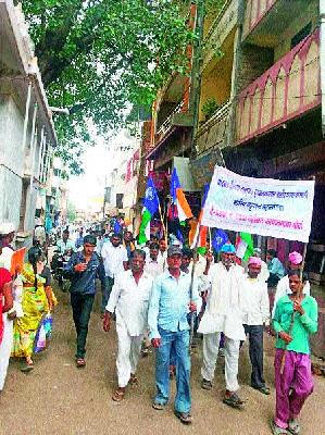 Front for Chandwad Tehsil office | चांदवड तहसील कार्यालयावर मोर्चा