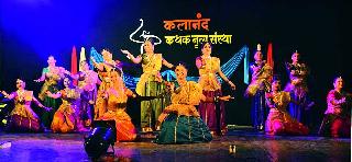 'Roop-Kathak' opened in a fine manner | लालित्यपूर्ण पदन्यासाने खुलले ‘रूप-कथक’