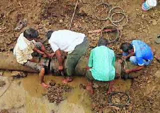 Water supply scheme leakage! | पाणीपुरवठा योजनेला लागले गळतीचे ग्रहण !