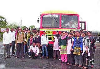 The angry students stopped | संतप्त विद्यार्थ्यांनी रोखली बस