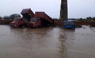 Sensation caused by chemical mixing in river Vidarupa | विद्रुपा नदीत केमिकल मिसळल्याने खळबळ