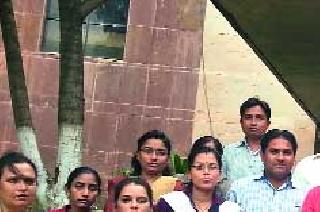 University workers' agitation intensified | विद्यापीठ कर्मचाऱ्यांचे आंदोलन तीव्र