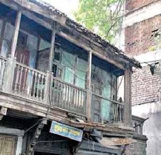 Dangers of dangerous potholes | धोकादायक वाडय़ांचे झुलते मनोरे