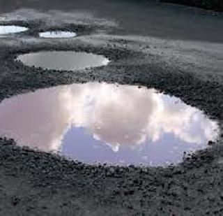 The victim of both the potholes took it | खड्डय़ाने घेतला दोघांचा बळी