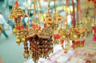 Racket market: | राख्यांनी सजली बाजारपेठ : Racket market: | राख्यांनी सजली बाजारपेठ :