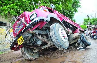 Accident due to waterlogging | पाणीगळतीमुळे अपघात