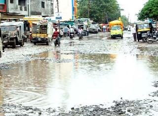 The nature of the bus station | बसस्थानकाला तळ्याचे स्वरूप