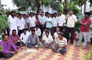 Thali Bajwa movement in front of MP's house | खासदारांच्या घरासमोर ‘थाली बजाव’ आंदोलन