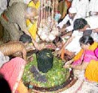 Incessant programs in Vaidyanath temple | वैद्यनाथ मंदिरात भरगच्च कार्यक्रम