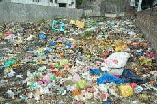 Strapless debris in the city | शहरात साचले कचऱ्याचे ढिगारे