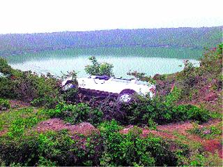 Lonar lake saved by wire fencing! | लोणार सरोवराच्या तार कुंपणाने तारले!