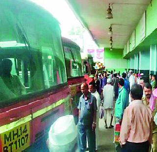 The administration stopped bus traffic | प्रशासनाने बस वाहतूक रोखली The administration stopped bus traffic | प्रशासनाने बस वाहतूक रोखली
