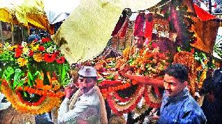 Trimbak on the first Monday, crowd of fifty thousand devotees | त्र्यंबकला पहिल्याच सोमवारी पन्नास हजार भाविकांची गर्दीत् Trimbak on the first Monday, crowd of fifty thousand devotees | त्र्यंबकला पहिल्याच सोमवारी पन्नास हजार भाविकांची गर्दीत्