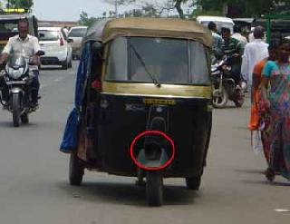 Khamara auto racing in the city of Khamgaon! | खामगाव शहरात धावताहेत खटारा ऑटो!