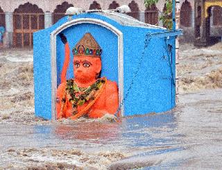 Due to heavy rain in the district | जिल्ह्यात जोरदार पाऊस सुरूच Due to heavy rain in the district | जिल्ह्यात जोरदार पाऊस सुरूच