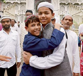 Celebrating the celebration of Eid | आनंद व्यक्त करीत ईद साजरी Celebrating the celebration of Eid | आनंद व्यक्त करीत ईद साजरी