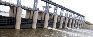 Decrease in water storage | बंधाऱ्यातील पाणीसाठ्यात घट