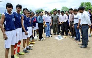 Start of district level football tournaments | जिल्हास्तरीय फुटबॉल स्पर्धेस प्रारंभ
