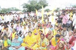 Dhangar Samaj on the road to the reservation | आरक्षणासाठी धनगर समाज रस्त्यावर