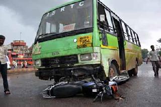 Motorcycle hit bus; Two youths serious | मोटारसायकलची बसला धडक; दोन युवक गंभीर