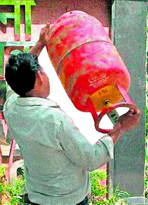 Four 'explosive' centers in the city! | शहरात चार ‘स्फोटक’ केंदे्र!