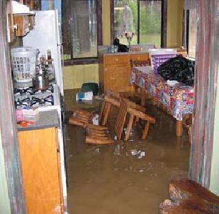 The residents wake up in the night | रहिवाशांनी रात्र काढली जागून The residents wake up in the night | रहिवाशांनी रात्र काढली जागून