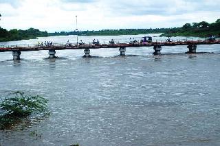 Water to Godavari canals | गोदावरी कालव्यांना पाणी