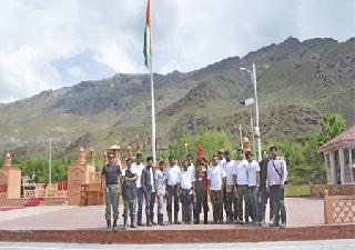 Ladakh bikavari during rainy season | पावसाळ्यात लडाखची बाईकवारी Ladakh bikavari during rainy season | पावसाळ्यात लडाखची बाईकवारी